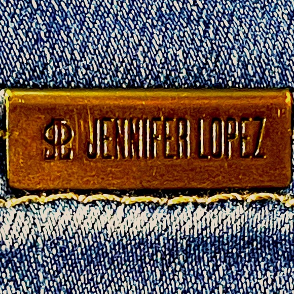 Jennifer Lopez size 2 medium wash straight leg jeans, some distressing, like new - Picture 9 of 13